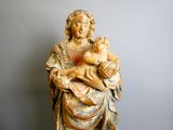 une statue de femme tenant un bébé dans ses bras
