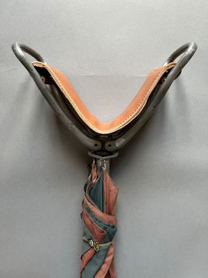 Canne siège et parapluie, le pommeau déployant une assise en…
