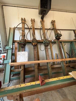 un grand nombre d'outils posés sur une table
