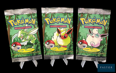 trois paquets de cartes à collectionner Pokémon empilés les uns sur les autres