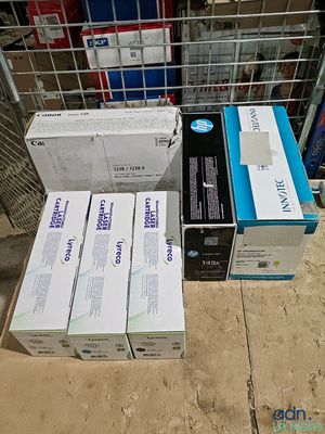 de nombreuses boîtes contenant du matériel électronique posées par terre