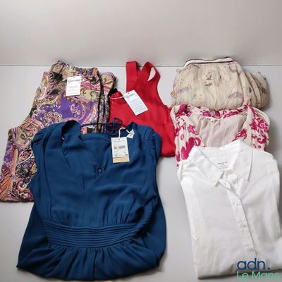 un tas de vêtements posés sur une table