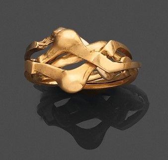 une image d'un anneau d'or sur une surface noire