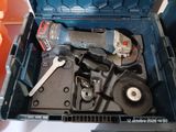 une boîte à outils bleue avec des outils sur une table