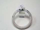 un bracelet blanc orné d'une perle noire et d'une étiquette