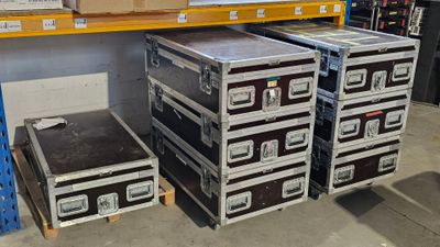 de nombreux cartons et caisses empilés sur une étagère dans un magasin