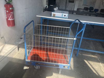 un petit chariot avec un extincteur à côté