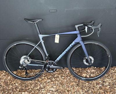 le vélo est garé contre le mur devant l'immeuble