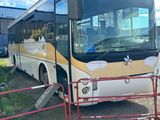 un bus garé près d'une clôture