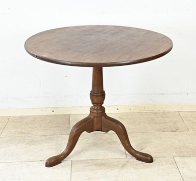 une photo d'une petite table avec un plateau en bois posée sur un sol carrelé