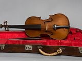 un violon dans son étui, avec un archet posé dessus