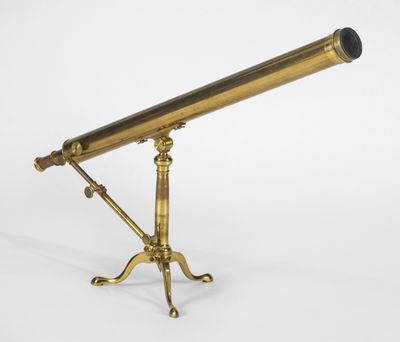 un télescope ancien en laiton monté sur un trépied