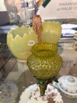 un vase en verre orné d'une fleur, posé sur une table