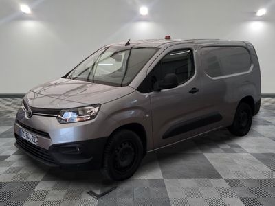 la camionnette argentée est garée sur le sol à carreaux d'une pièce