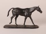 statue d'un cheval posée sur un socle en bois, sur fond blanc