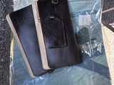 un portefeuille et un téléphone portable posés sur un livre