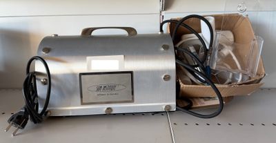 une machine argentée posée sur un comptoir