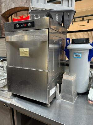une machine posée sur le comptoir d'une cuisine