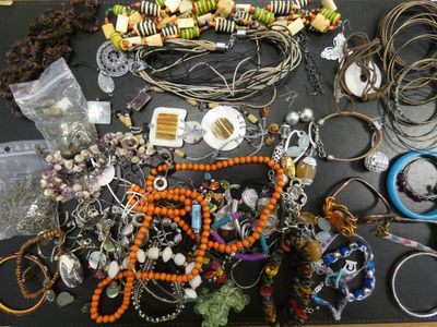 plusieurs types de bijoux sur une table