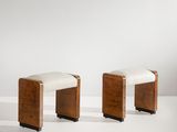 une paire de tabourets avec une assise rembourrée blanche
