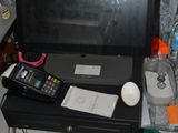 un téléviseur posé sur un bureau, avec une télécommande