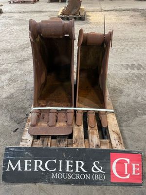 deux seaux posés sur une palette