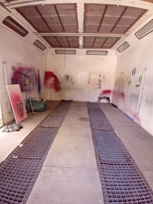 une photo d'un garage dont les murs sont couverts de peinture