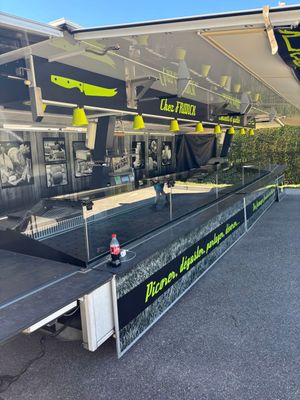 un food truck garé sur le bord de la route