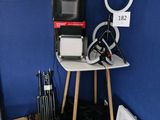 une petite table sur laquelle se trouvent un appareil photo et d'autres objets