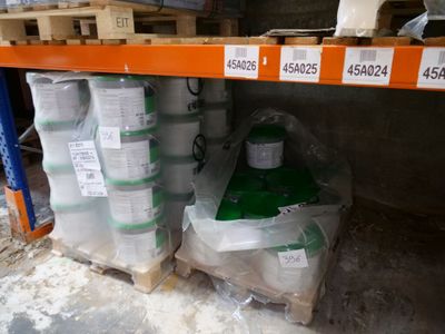 une étagère sur laquelle sont posées de nombreuses bouteilles d'eau