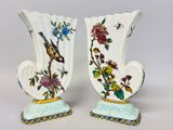 deux vases ornés de fleurs et d'oiseaux