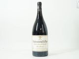 une bouteille de vin posée sur une table