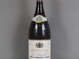 une bouteille de vin posée sur une table en verre