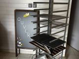 une étagère métallique sur laquelle sont posés plusieurs plateaux