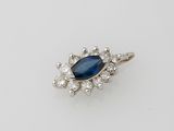 une bague à grappes de saphirs et de diamants