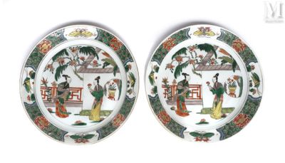 paire d'assiettes chinoises ornées de personnages et de fleurs sur fond blanc