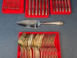 beaucoup de fourchettes et de cuillères dans une boîte rouge