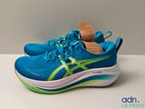 un gros plan sur une paire de chaussures de course bleues et vertes