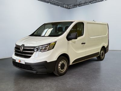 la photo d'une camionnette blanche garée dans un garage