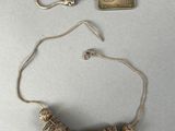 un collier et un porte-clés posés sur une table