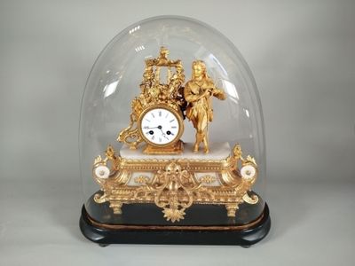 un dôme de verre avec une horloge à l'intérieur