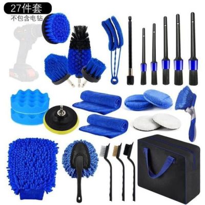 un ensemble d'ustensiles de nettoyage comprenant une brosse bleue, un chiffon et d'autres produits d'entretien