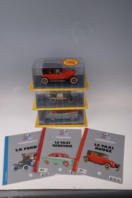 trois boîtes de petites voitures posées sur une table
