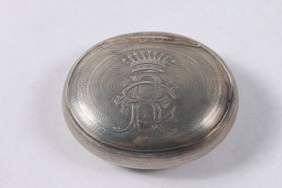 une vieille montre de poche en argent, ornée d'une couronne sur le cadran
