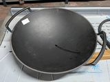 une grande poêle posée sur une cuisinière