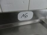 une photo d'un évier en acier inoxydable sur lequel figure un numéro