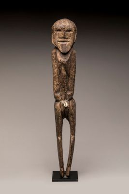 une image représentant la statue d'un homme souriant