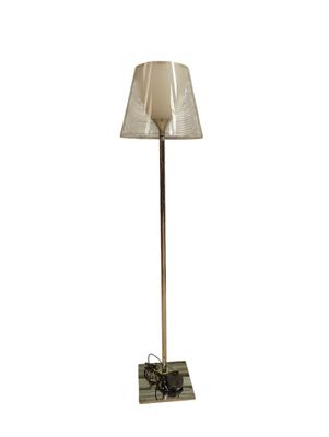 lampadaire en forme de lampe avec un abat-jour blanc