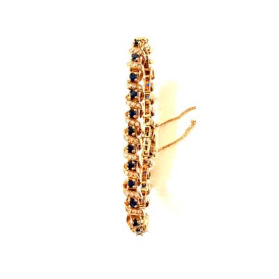 une image montrant un gros plan d'une bague en or sertie de pierres bleues