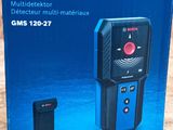 une boîte contenant un détecteur multifonctions Bosch Professional, dont le couvercle est ouvert